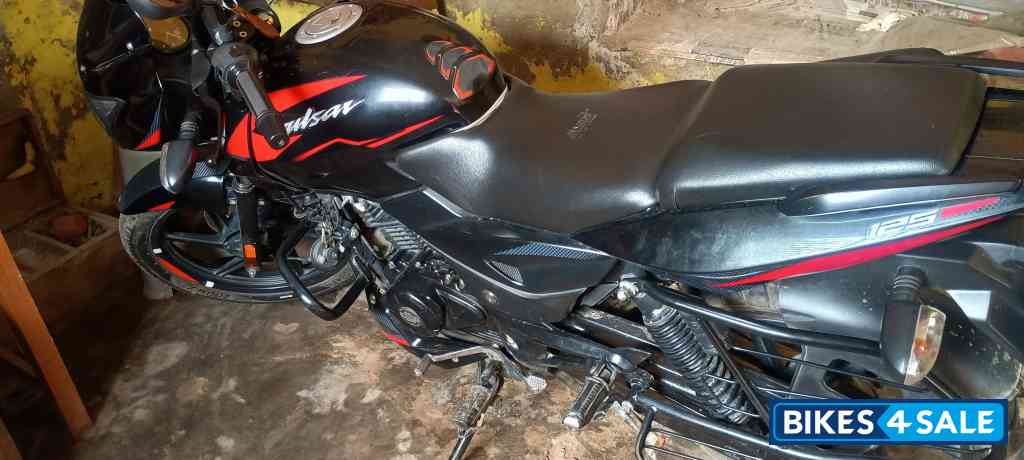 Bajaj Pulsar 125 Carbon Fibre Disc Split Seat