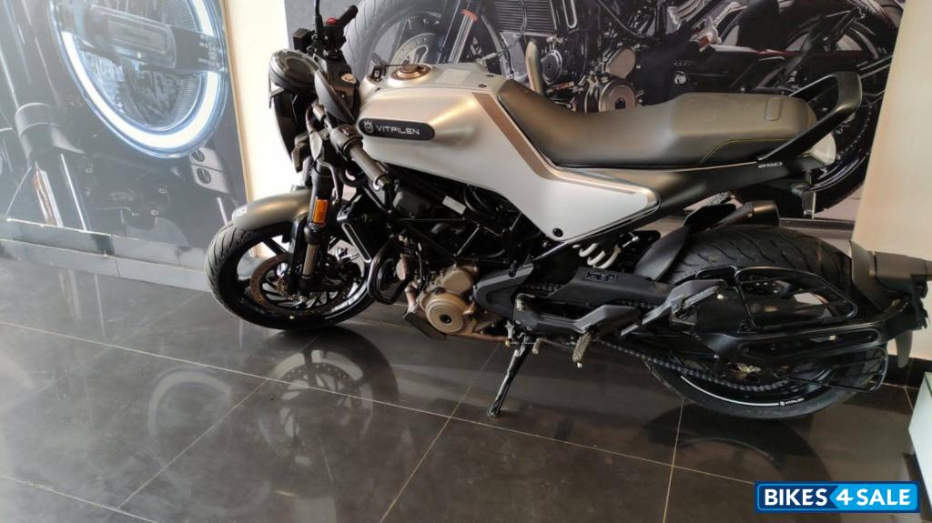 Silver Husqvarna Vitpilen 250