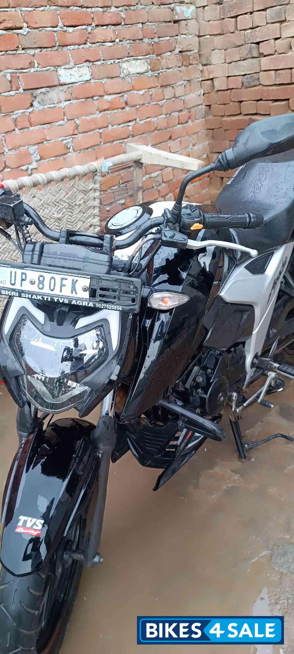 Black TVS Apache RTR 160 4V BS6