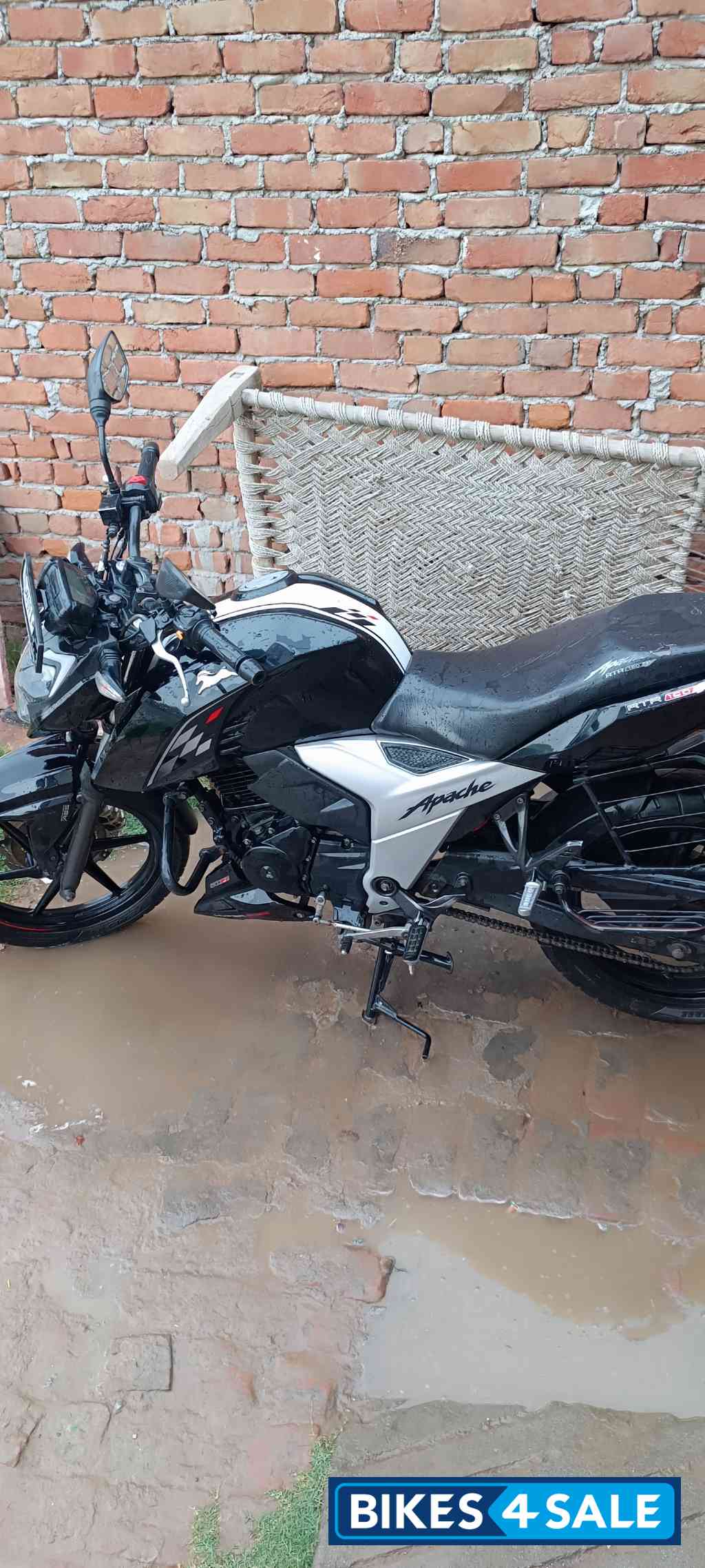 Black TVS Apache RTR 160 4V BS6