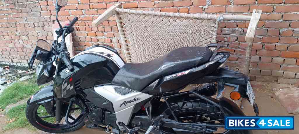 Black TVS Apache RTR 160 4V BS6