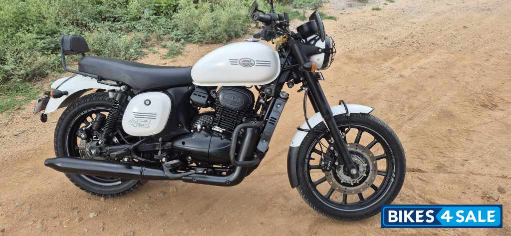 Jawa 42 Dual Channel ABS Sirius White