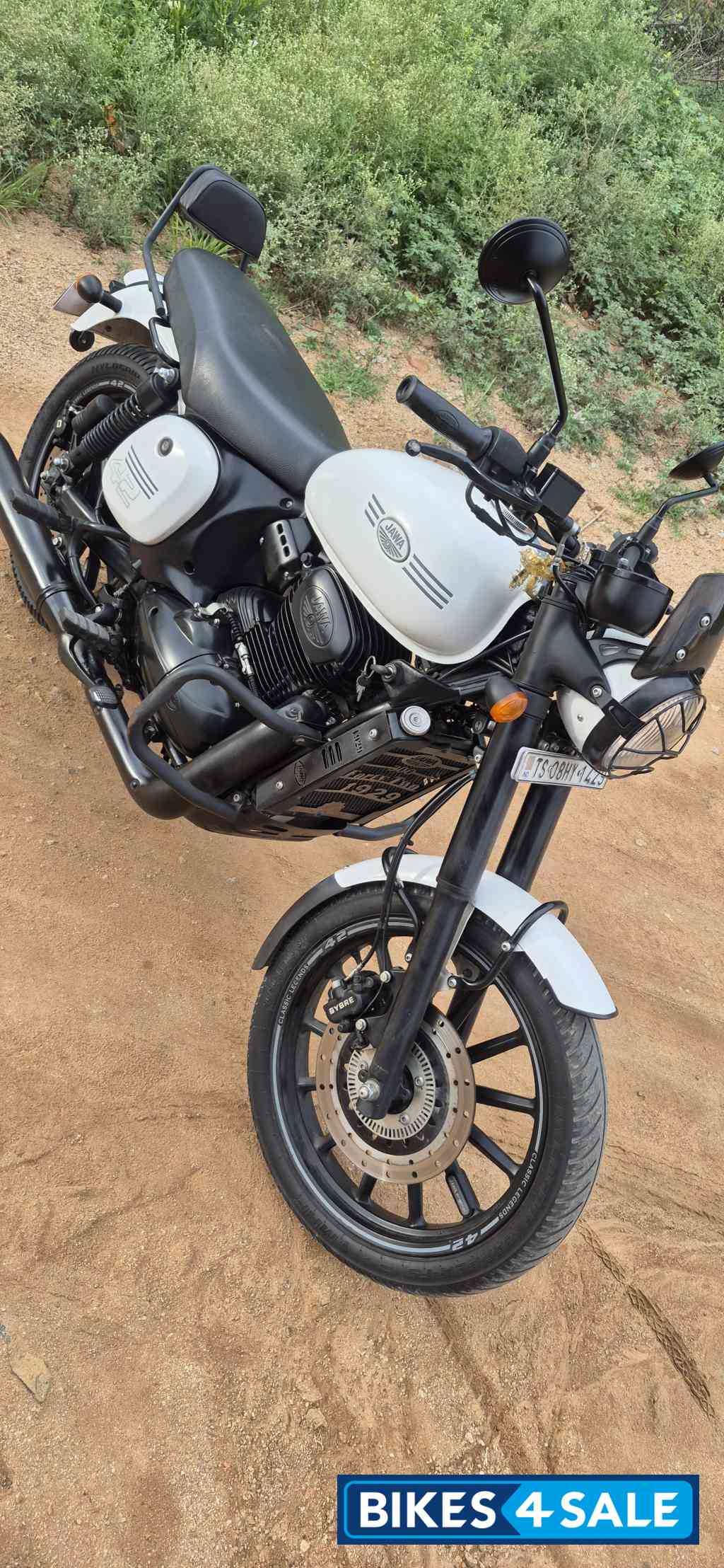 Jawa 42 Dual Channel ABS Sirius White