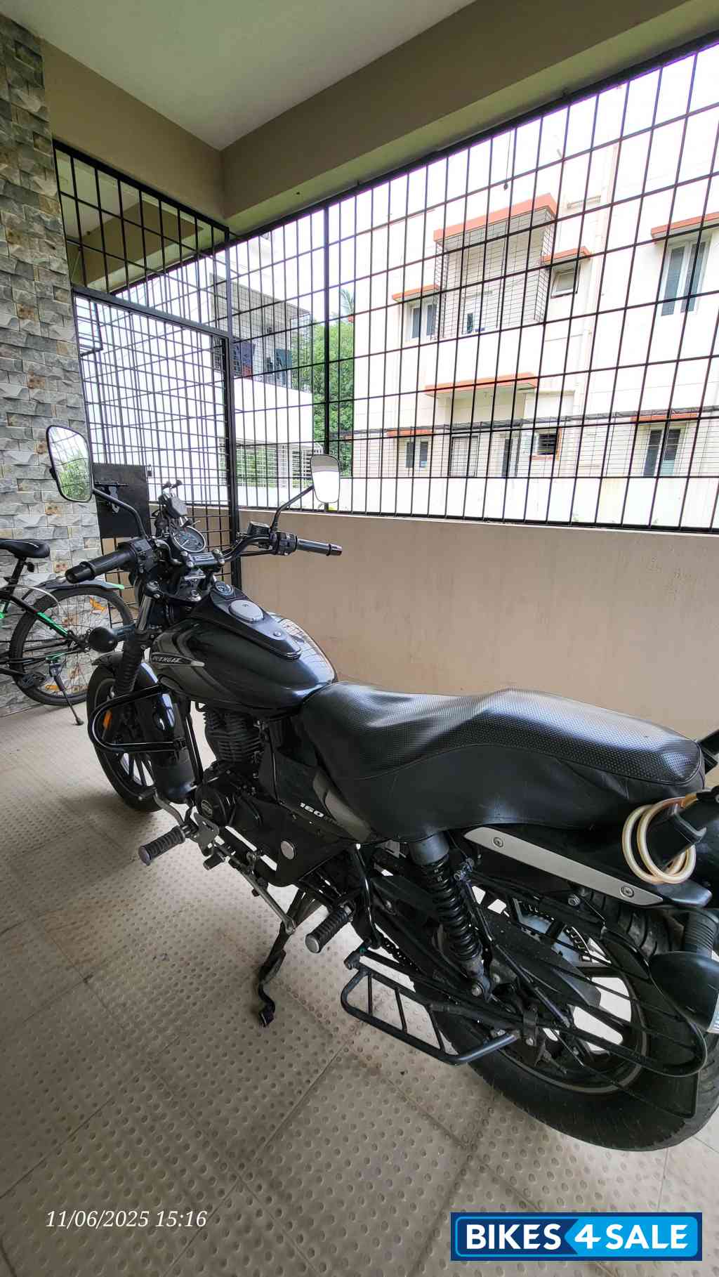 Ebony Black Bajaj Avenger Street 160 BS6
