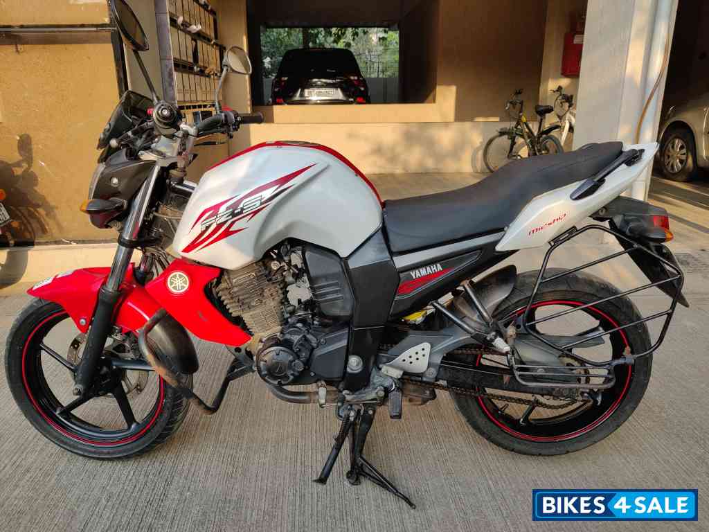 White & Red Yamaha FZ-S