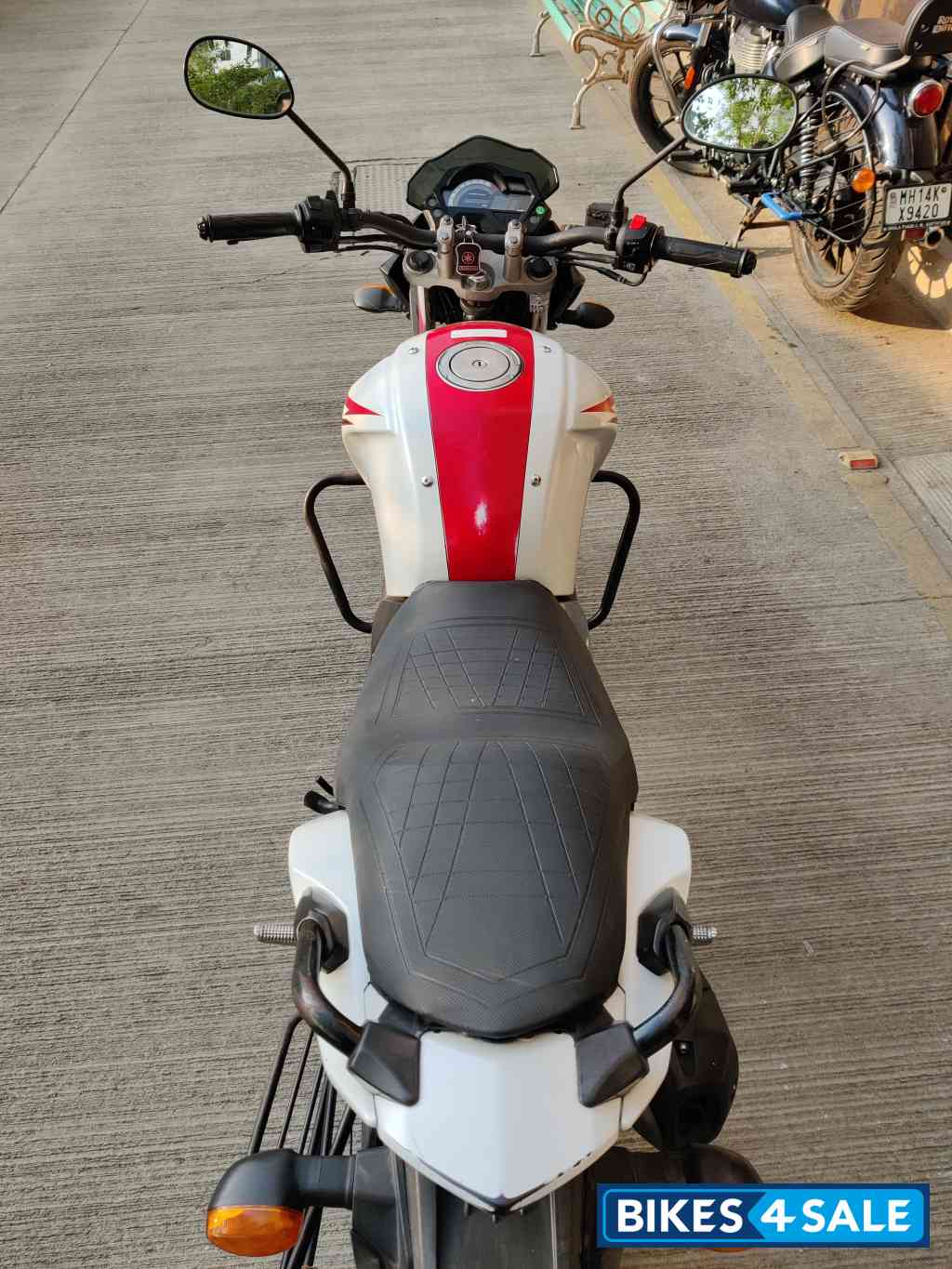 White & Red Yamaha FZ-S