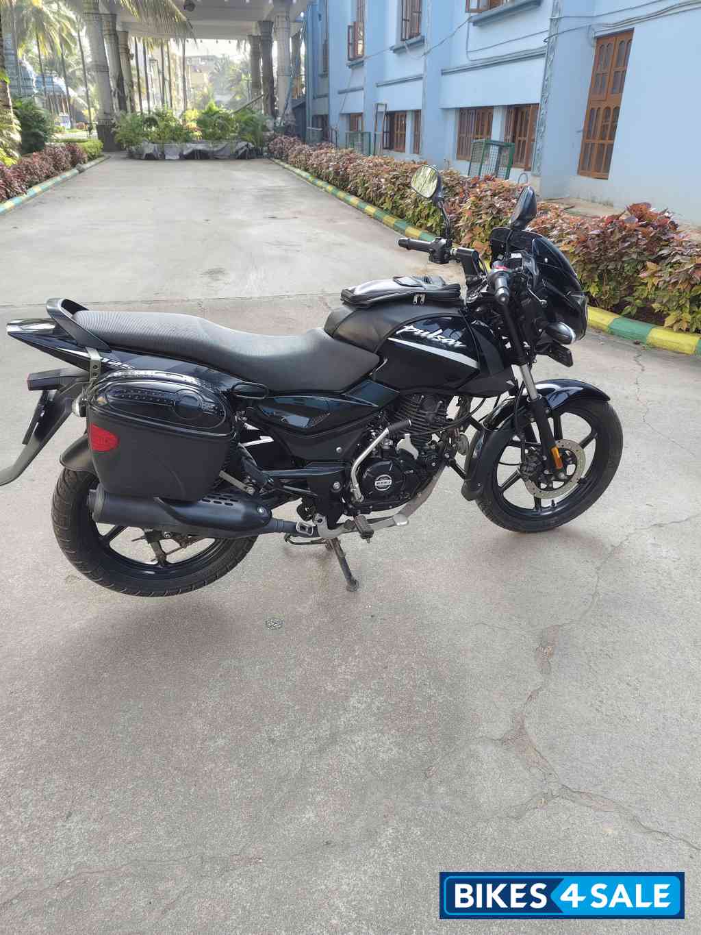 Black And Grey Bajaj Pulsar 125