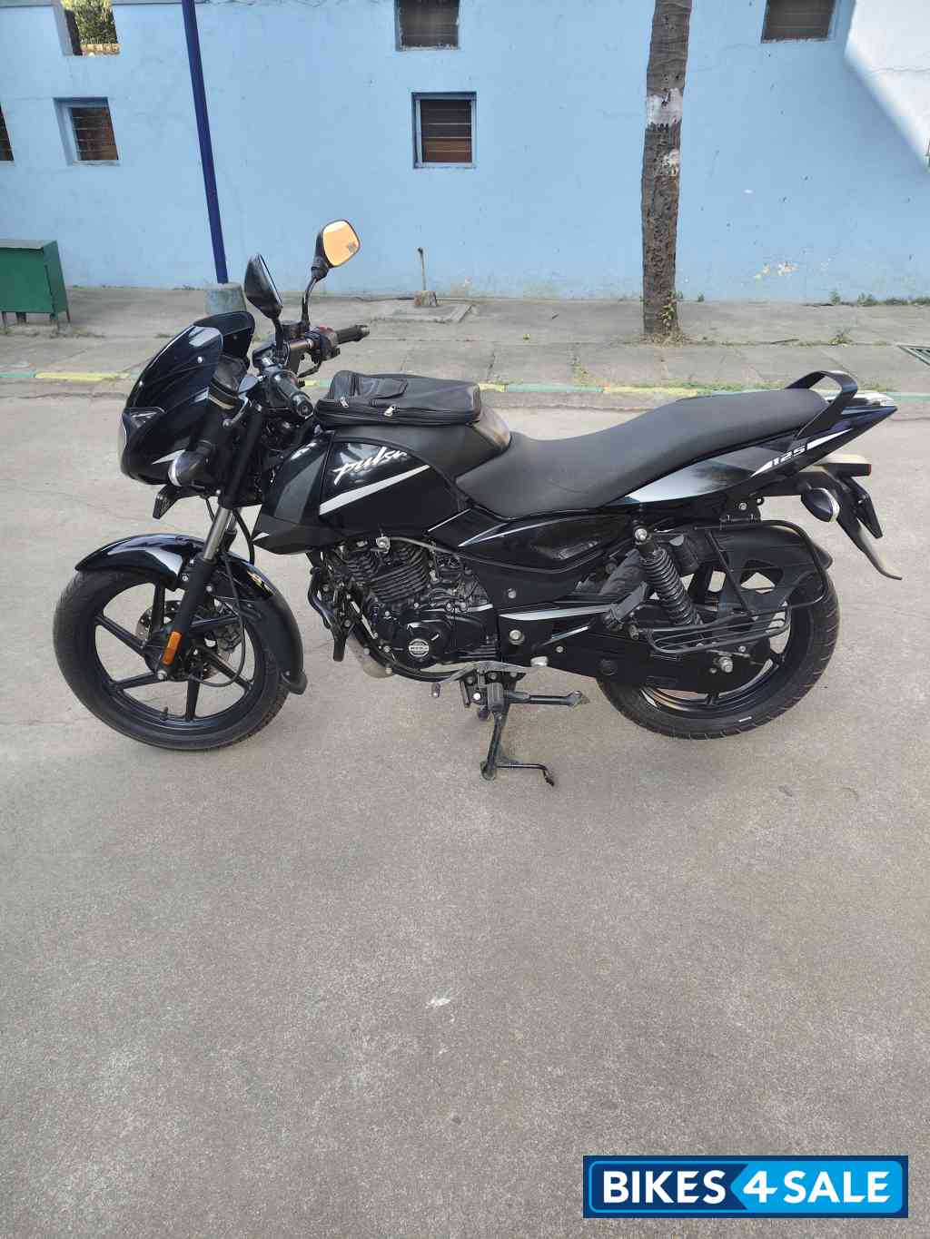 Black And Grey Bajaj Pulsar 125