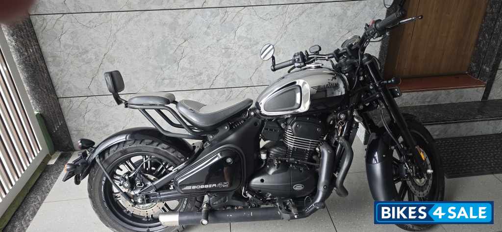 Jawa 42 Bobber Black Mirror