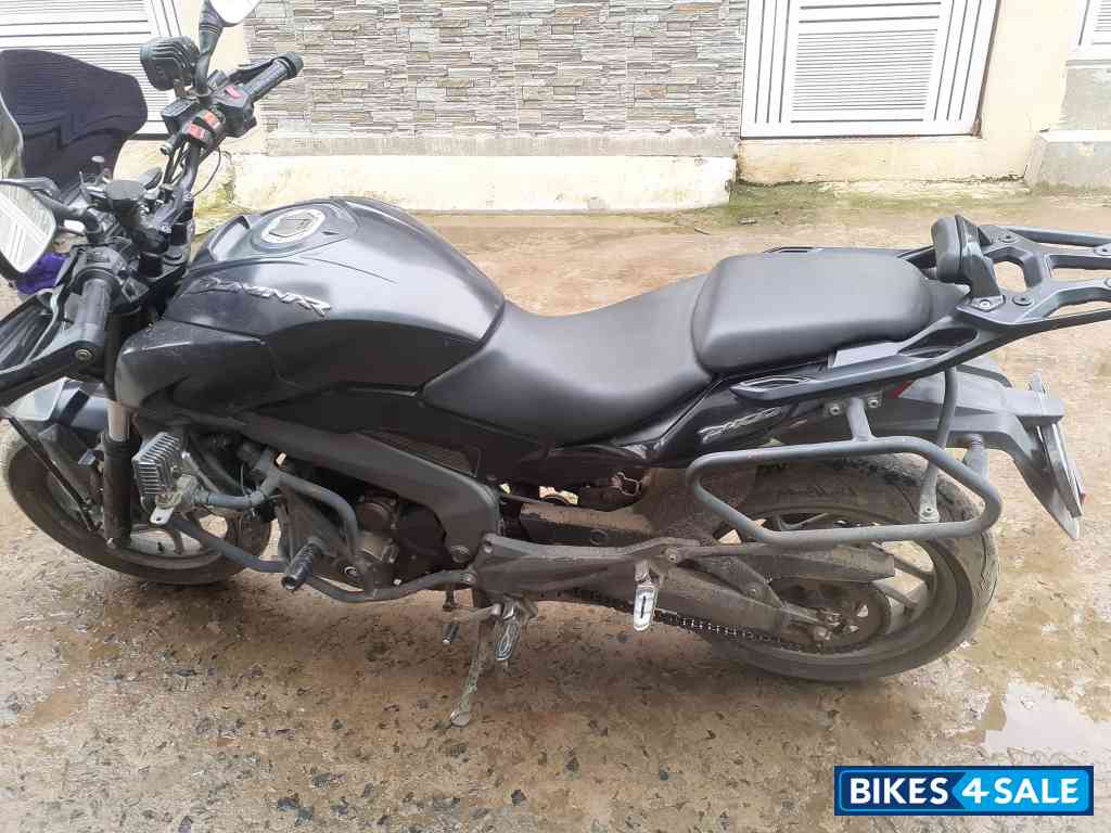 Black Bajaj Dominar 400