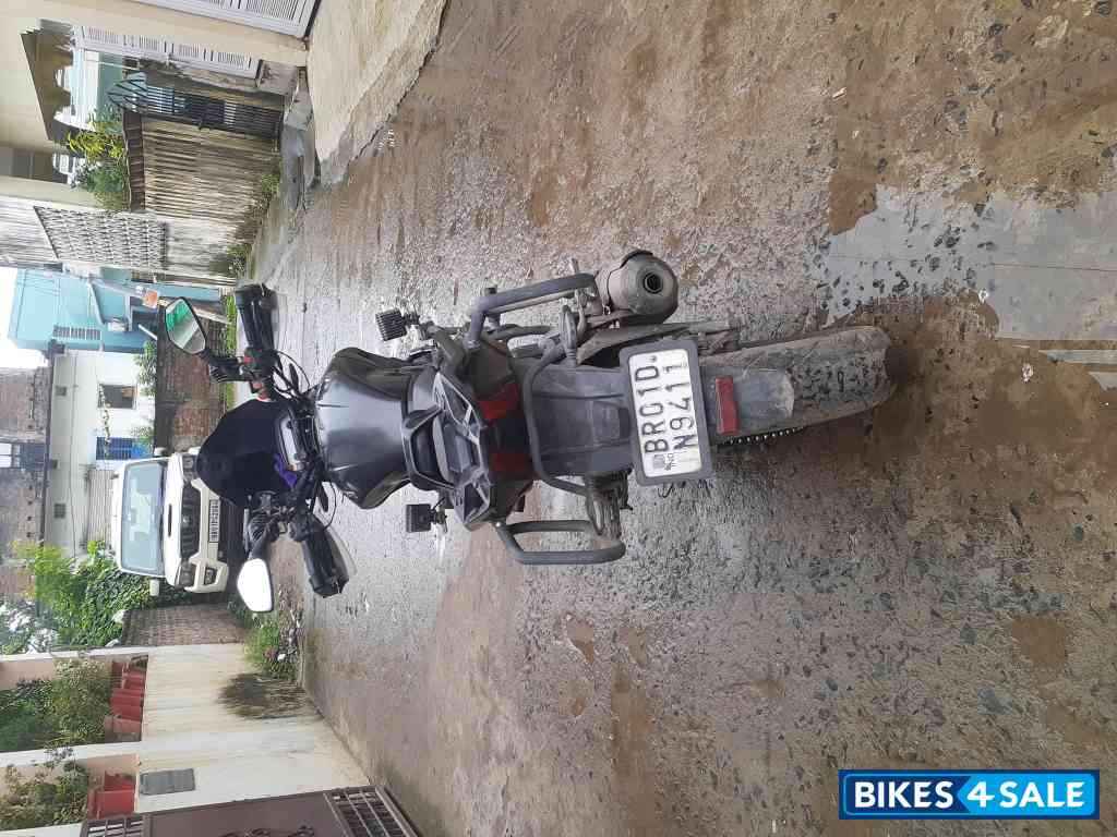 Black Bajaj Dominar 400