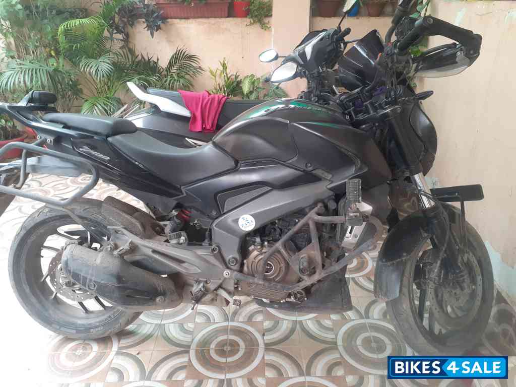Black Bajaj Dominar 400
