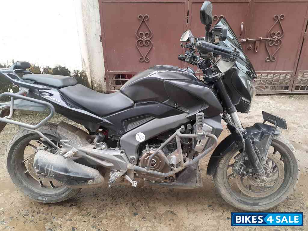 Black Bajaj Dominar 400