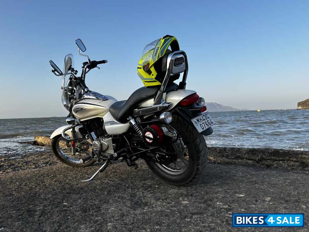Moonwhite Bajaj Avenger Cruise 220 BS6
