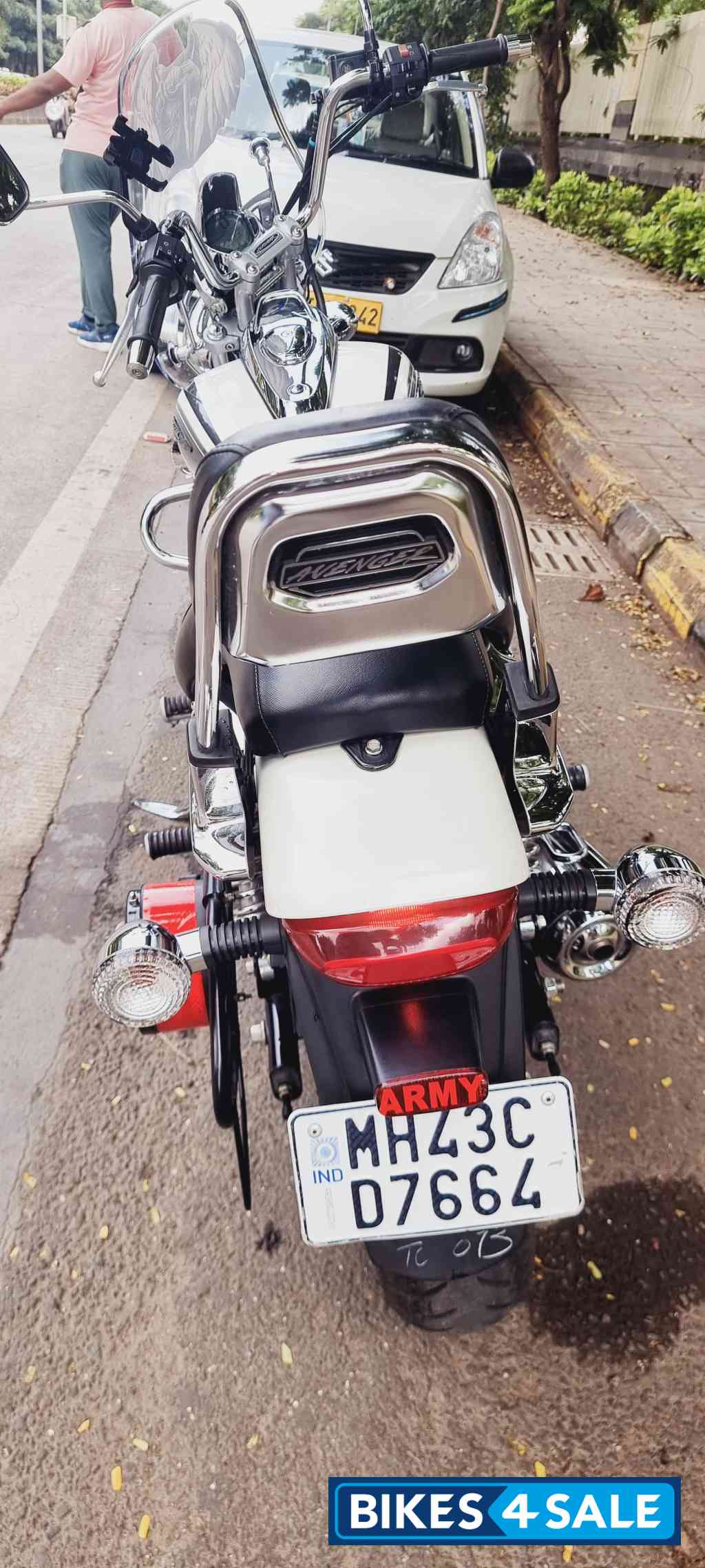 Moonwhite Bajaj Avenger Cruise 220 BS6