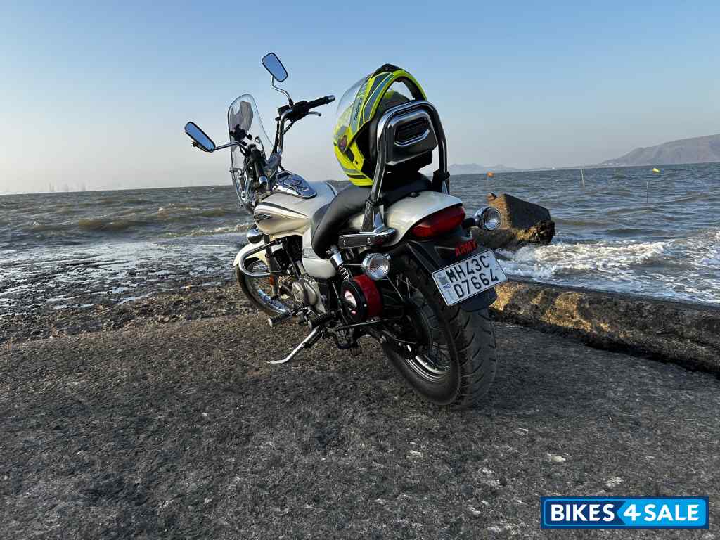 Moonwhite Bajaj Avenger Cruise 220 BS6