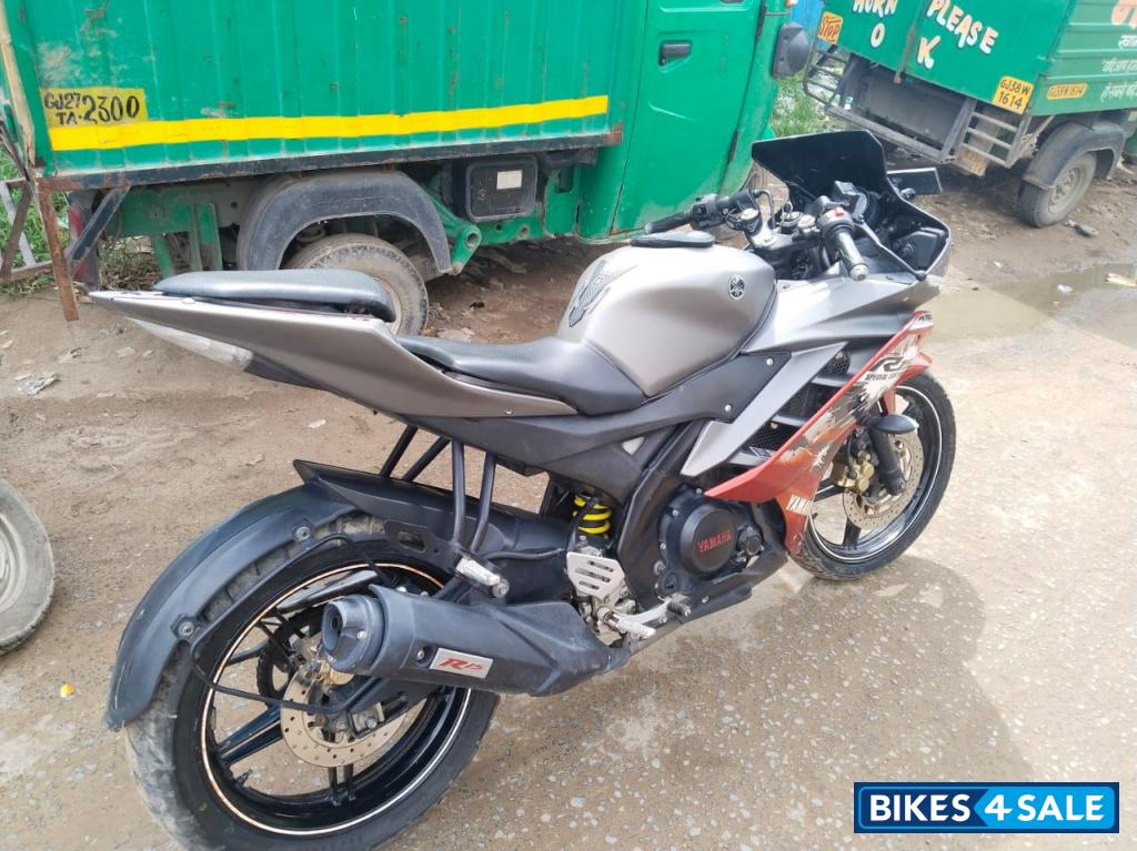 Red Yamaha YZF R15 V2 Red Yamaha YZF R15 V2