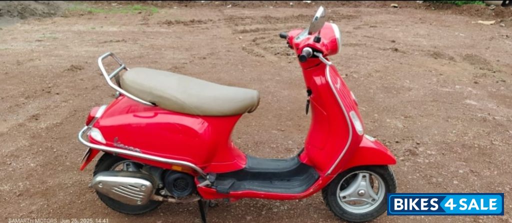 Red Vespa VX 125