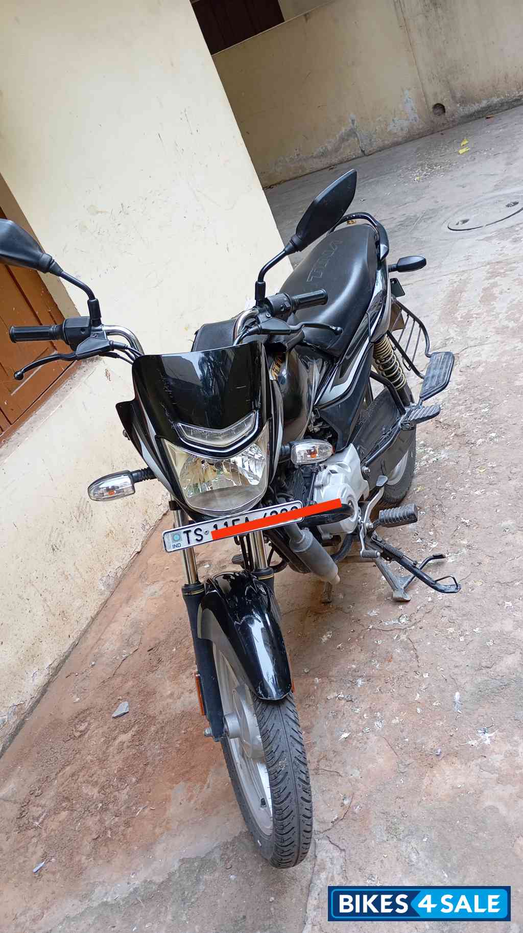 Black Bajaj Platina 100 ES