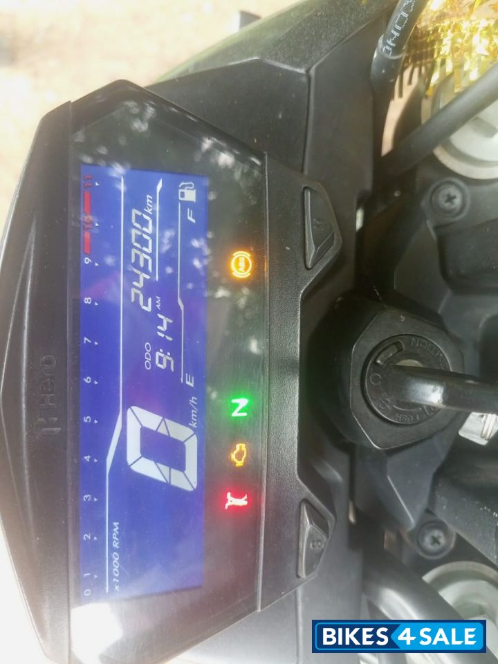 White Hero Xtreme 160R