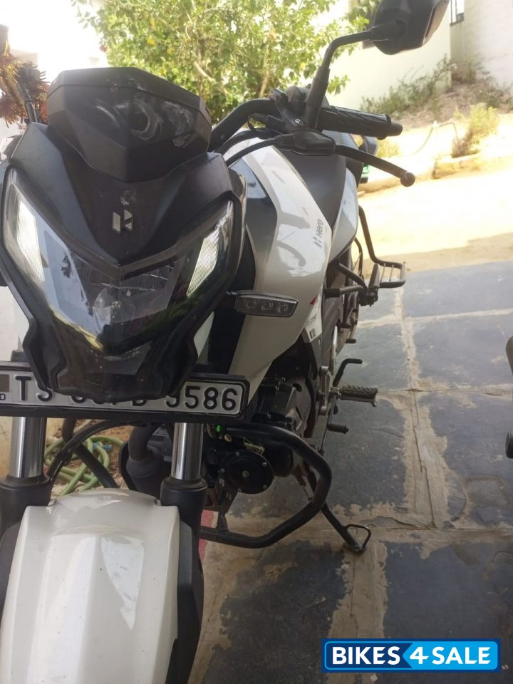 White Hero Xtreme 160R