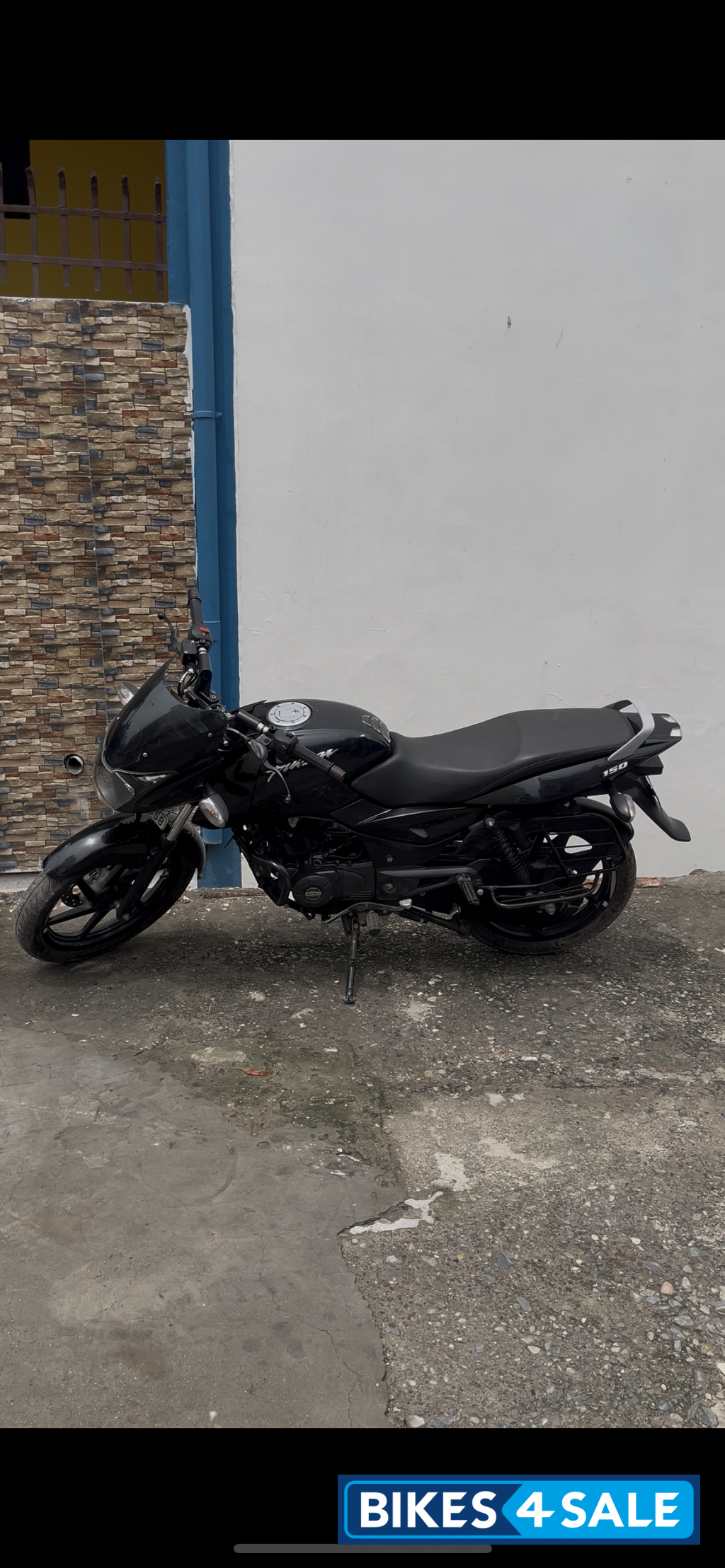 Black Bajaj Pulsar 150 Neon