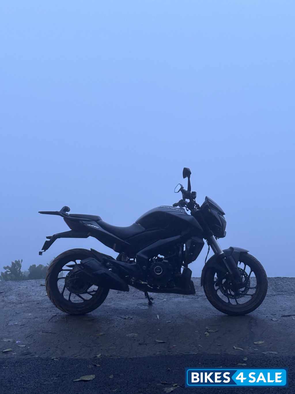 Black Bajaj Dominar 250
