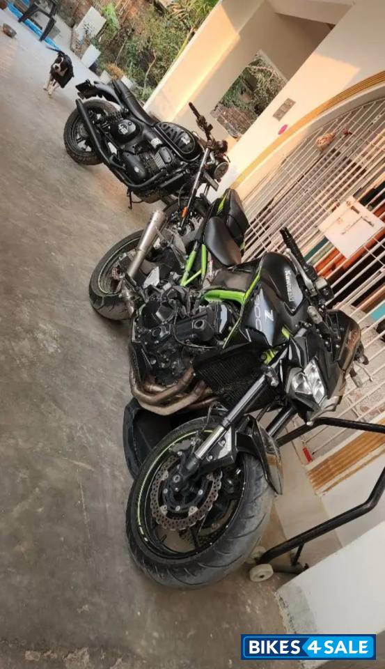 Black Kawasaki Z900 2022
