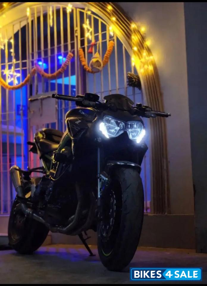 Black Kawasaki Z900 2022