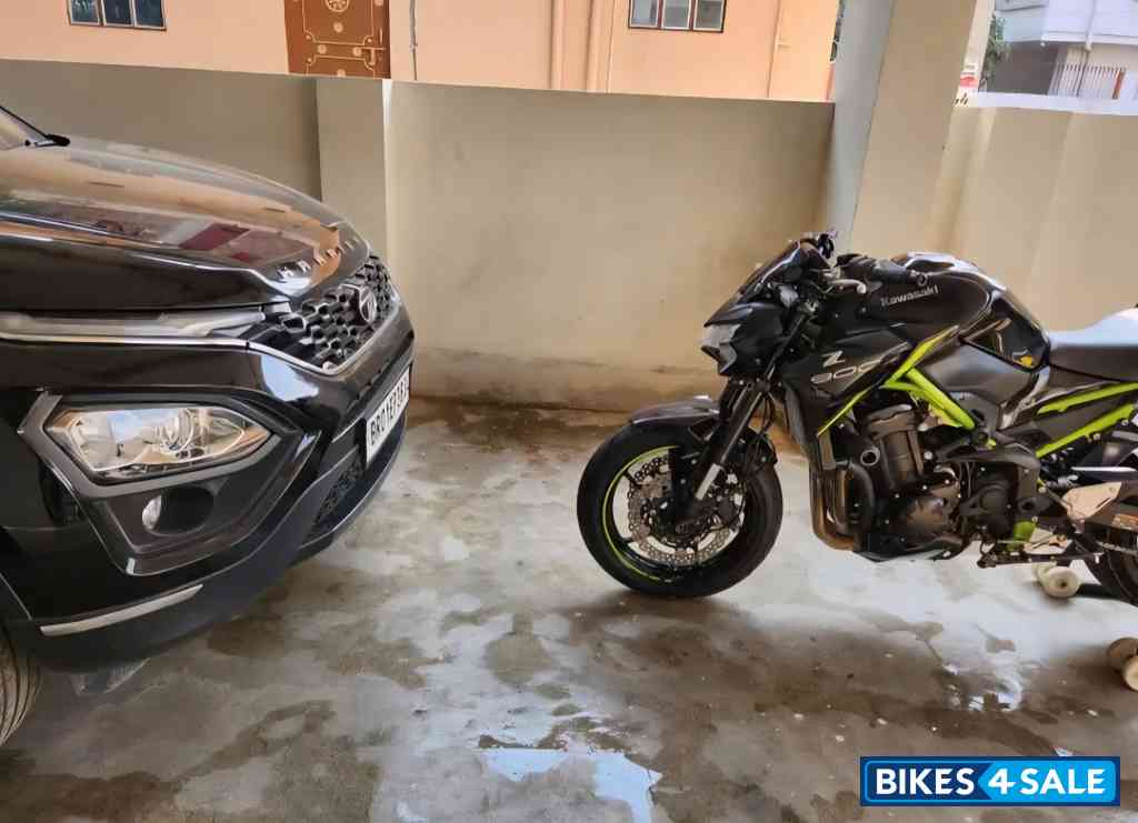 Black Kawasaki Z900 2022