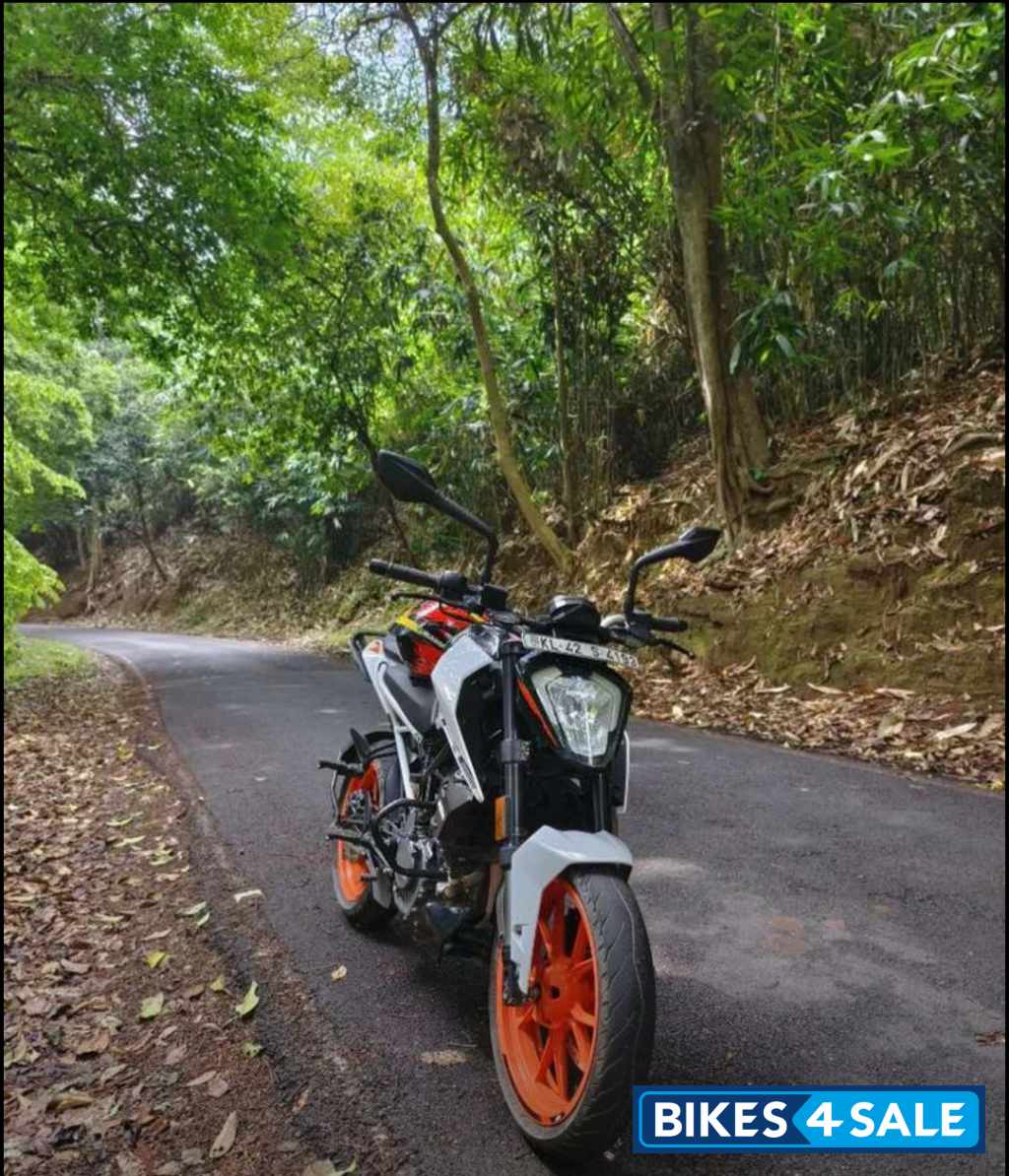 Black & White KTM Duke 200 2020