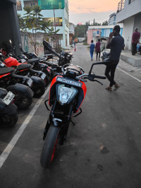 Orange KTM Duke 200 2020