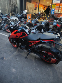 Orange KTM Duke 200 2020