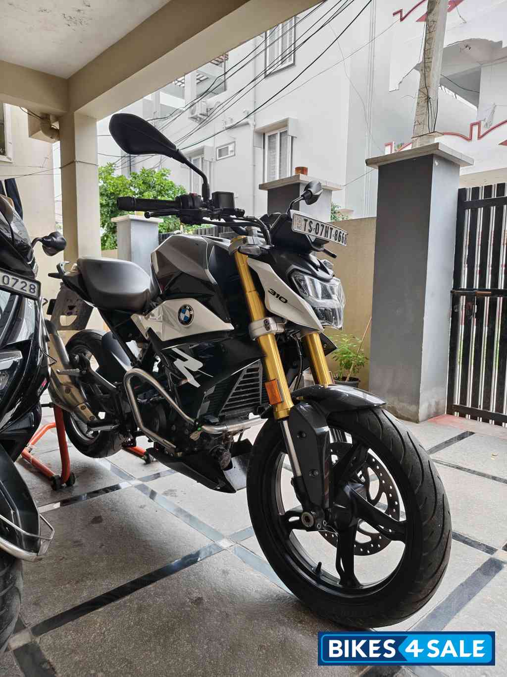 Black BMW G 310 R
