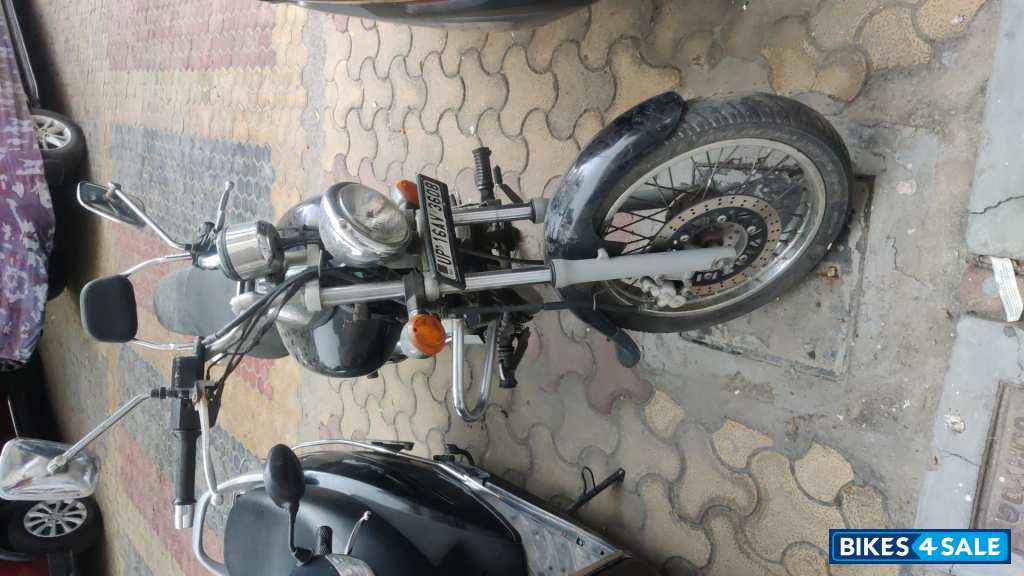 Black Bajaj Avenger 220 DTS-i