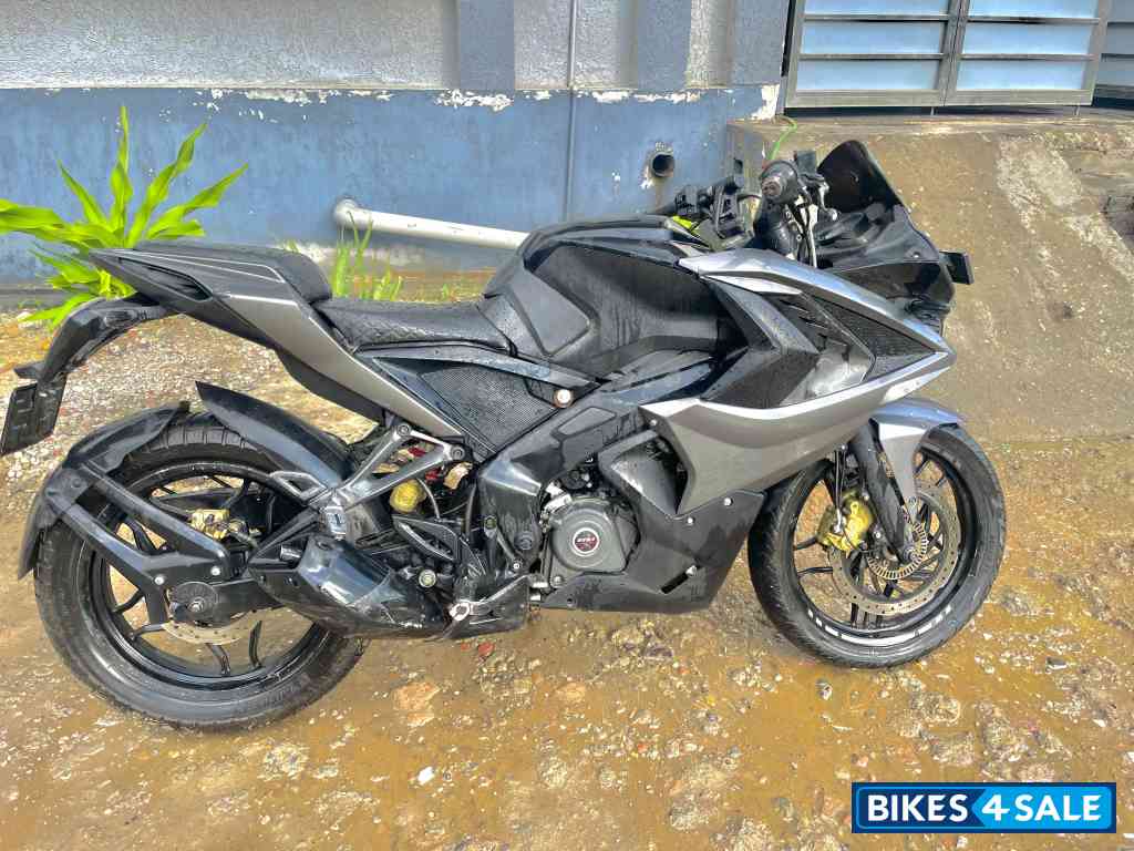 Bajaj Pulsar RS 200 ABS