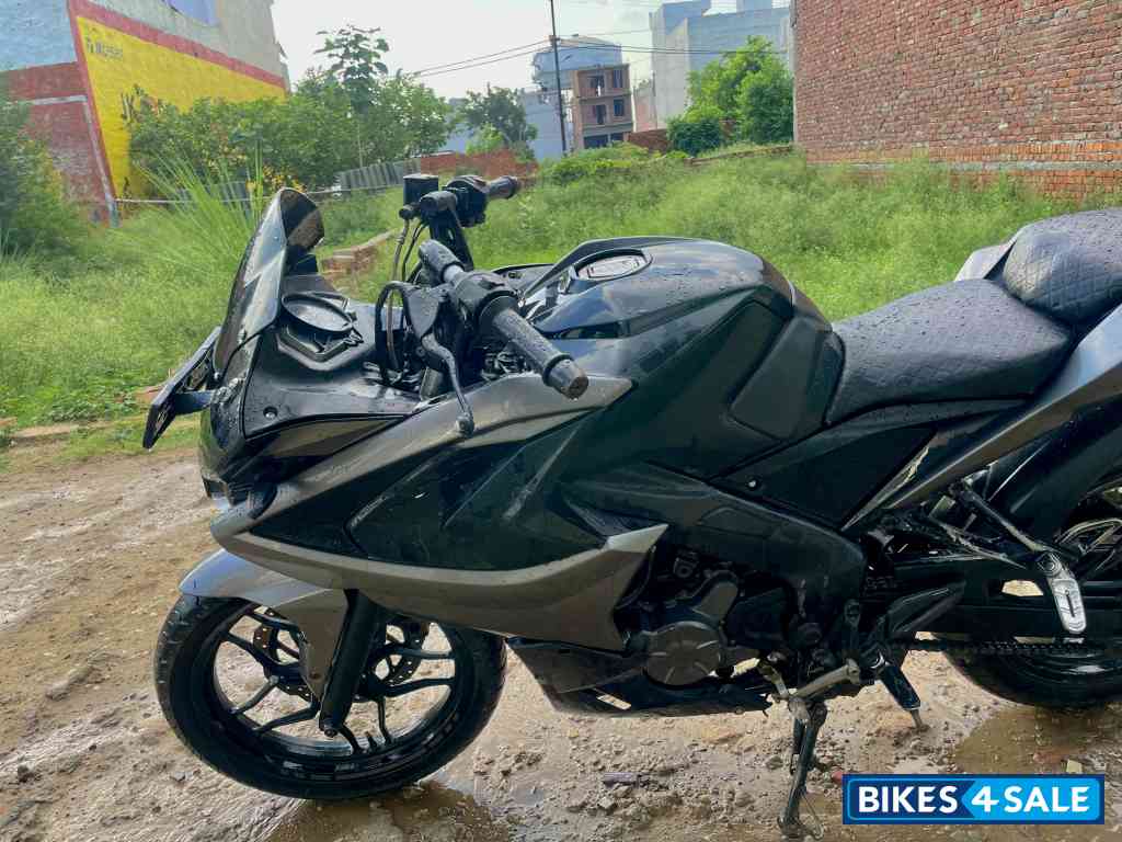 Bajaj Pulsar RS 200 ABS