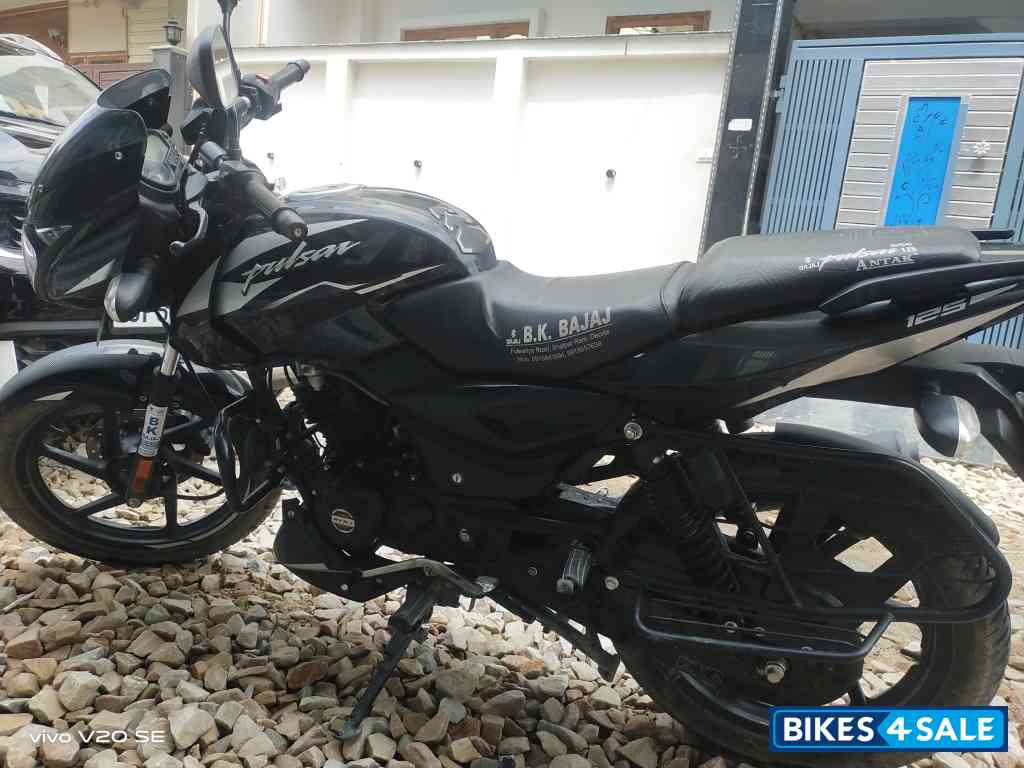 Black And White Bajaj Pulsar 125 Split Seat