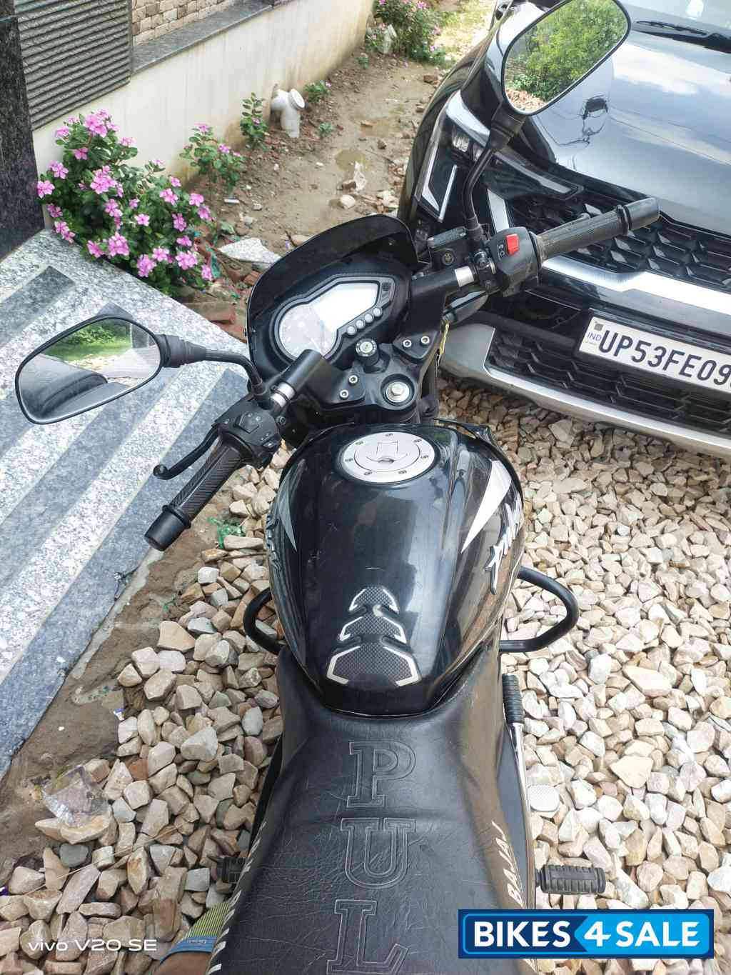 Black And White Bajaj Pulsar 125 Split Seat