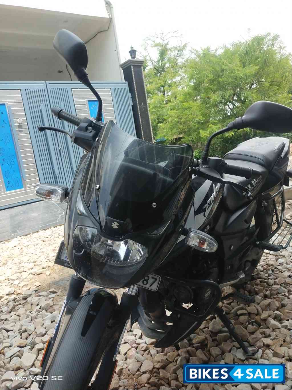 Black And White Bajaj Pulsar 125 Split Seat