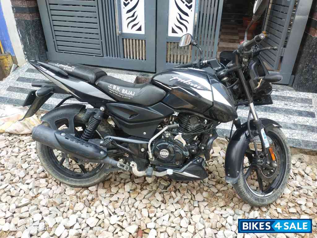 Black And White Bajaj Pulsar 125 Split Seat