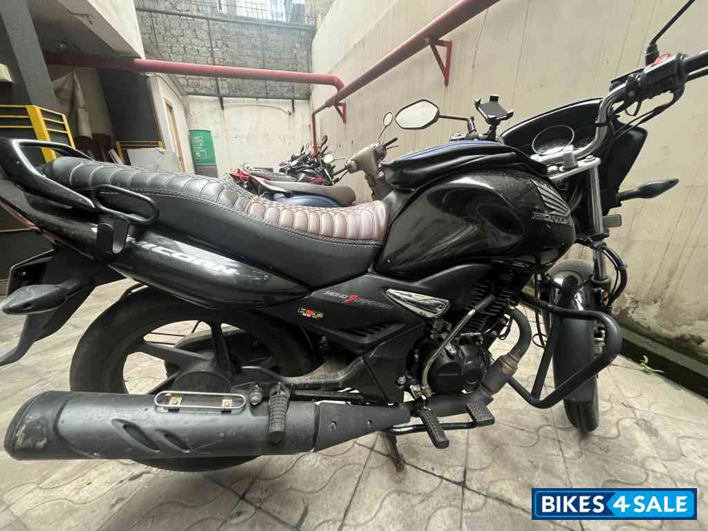 Black Honda Unicorn 160 BS6