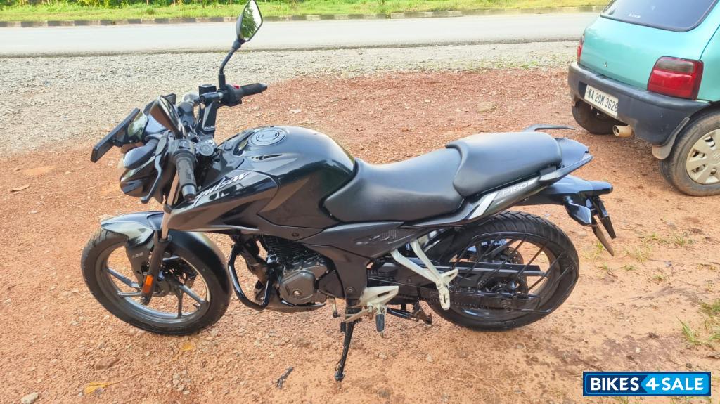 Black Bajaj Pulsar P150 Twin Disc Split Seat