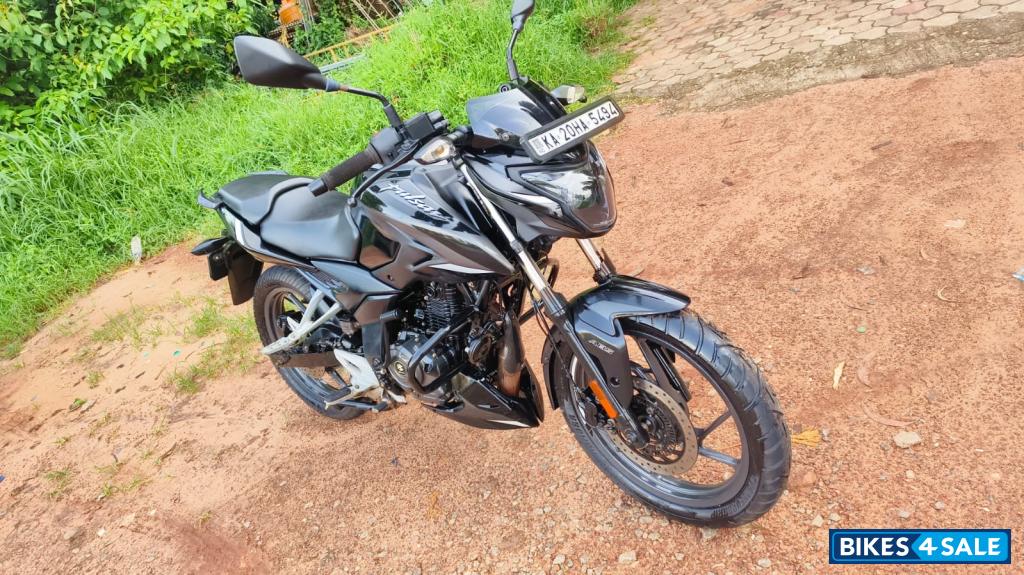Black Bajaj Pulsar P150 Twin Disc Split Seat