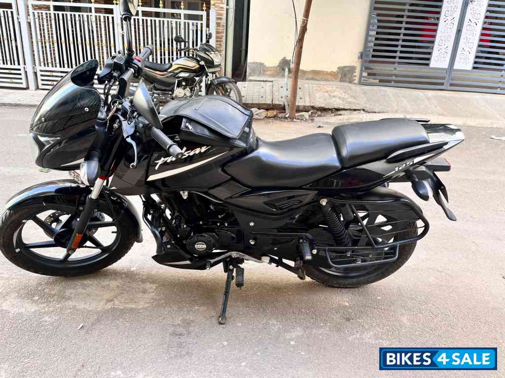 Bajaj Pulsar 125 Split Seat Bajaj Pulsar 125 Split Seat