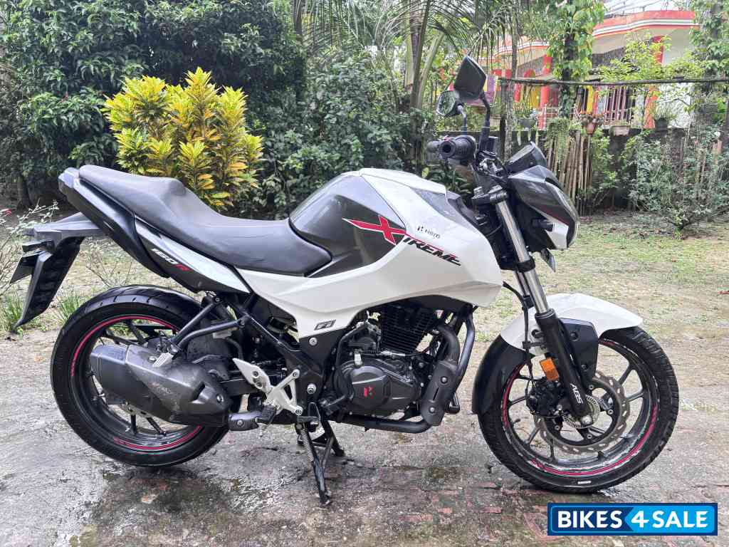 White Hero Xtreme 160R