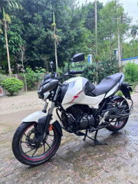 White Hero Xtreme 160R