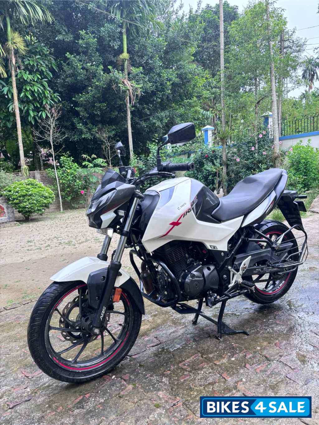 White Hero Xtreme 160R