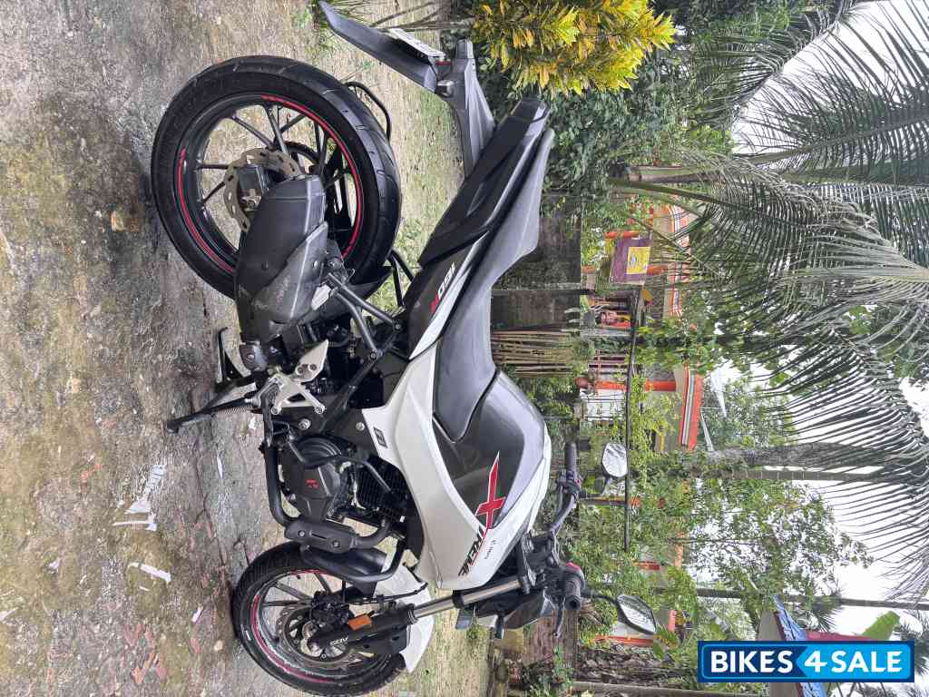 White Hero Xtreme 160R