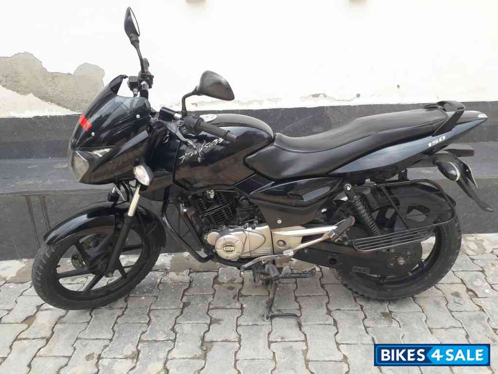 Black Bajaj Pulsar 150